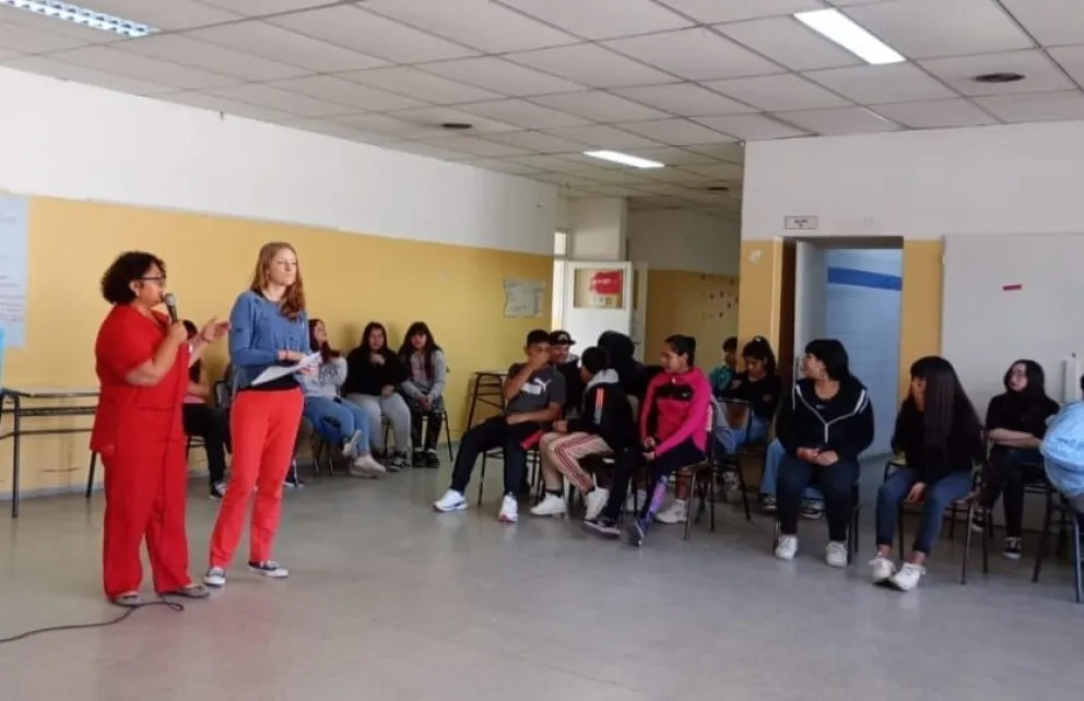 Trabajadores del CAPS del barrio Zatti se sumaron a la iniciativa, por pedido de los estudiantes.