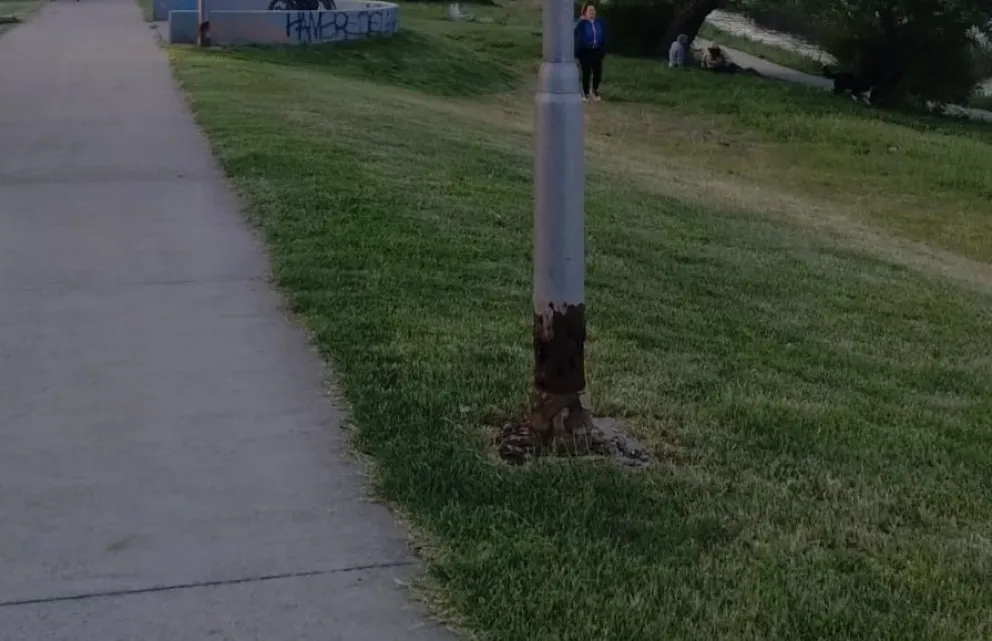 Vecinos denuncian que la farola está a punto de caer (Foto: gentileza)