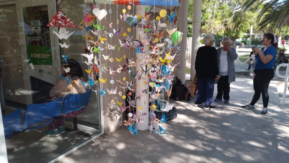 Las artesanas se instalaron en uno de los ingresos del nosocomio. 