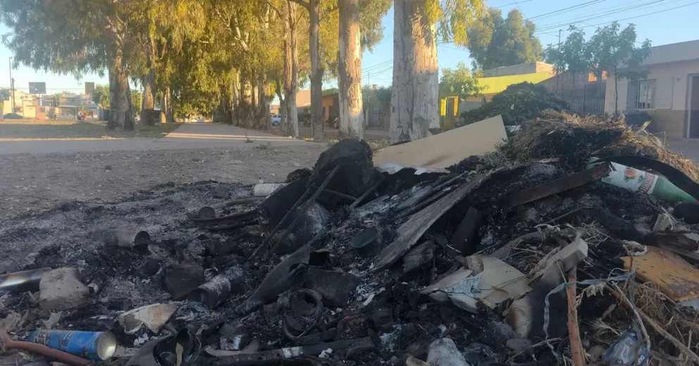 Basura quemada en plaza Lavalle.