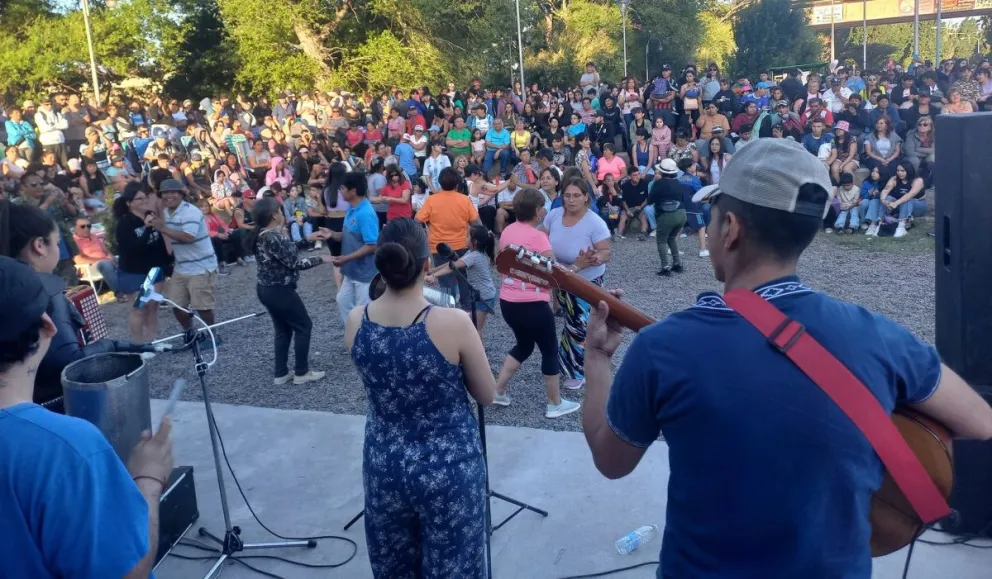 El anfiteatro y sus alrededores estuvieron colmados de gente. 