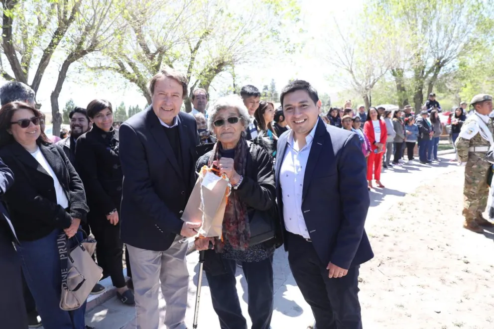 El gobernador acompañó los festejos.