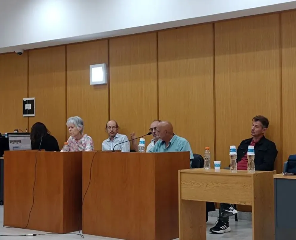 Los abogados defensores y detrás los condenados. Foto ANR.