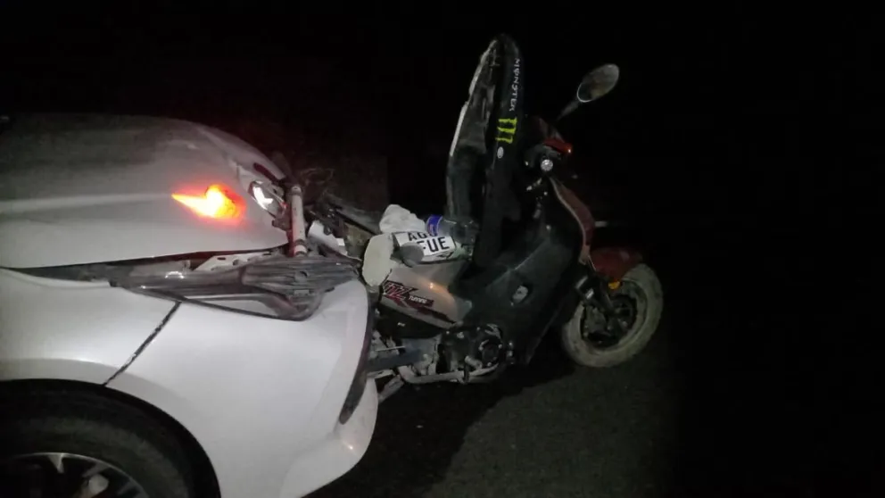 Impacto entre un Corolla y una moto, con una sorpresa en el medio. 