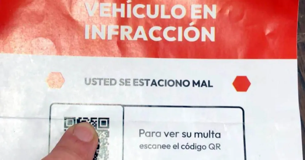 Estafadores colocaron una multa falsa en un vehículo de Viedma.