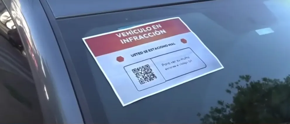Anzuelos en los parabrisas de presuntos infractores. 