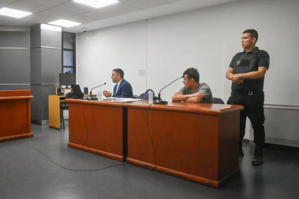 Cacho sentado en tribunales. 