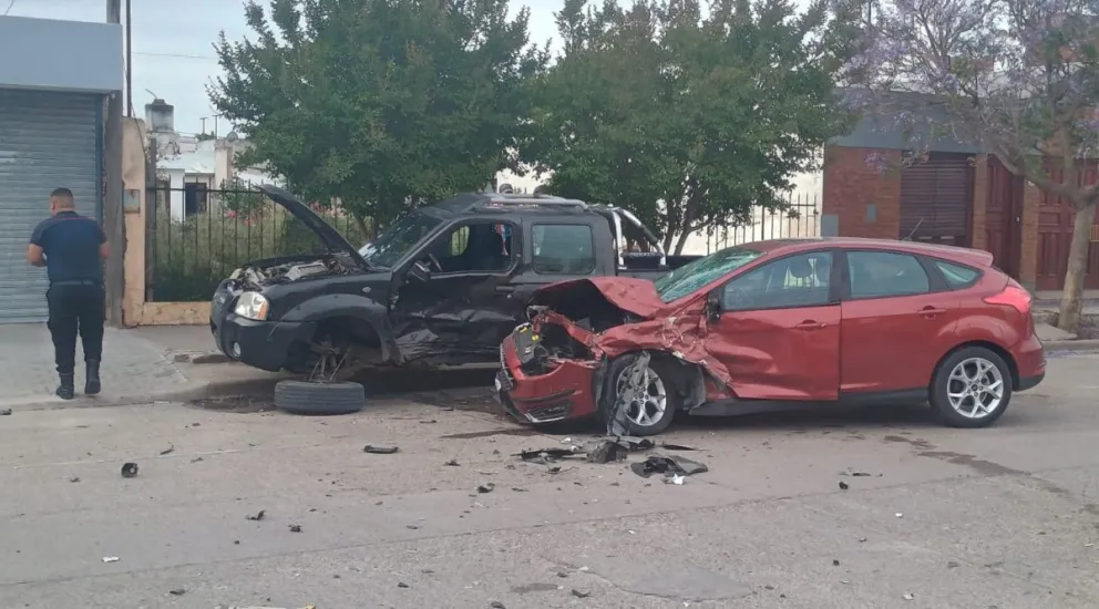 Fueron afectados una camioneta Nissan y un Ford Focus. Fotos: Vanesa Schwemmler, para Noticias Net.