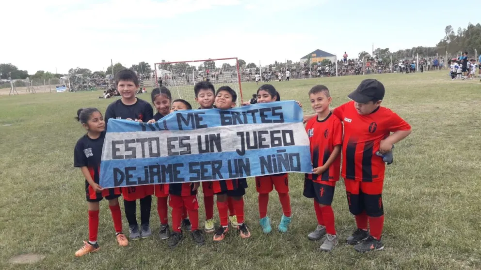 Los chicos de la escuelita y su bandera lo dicen todo. 