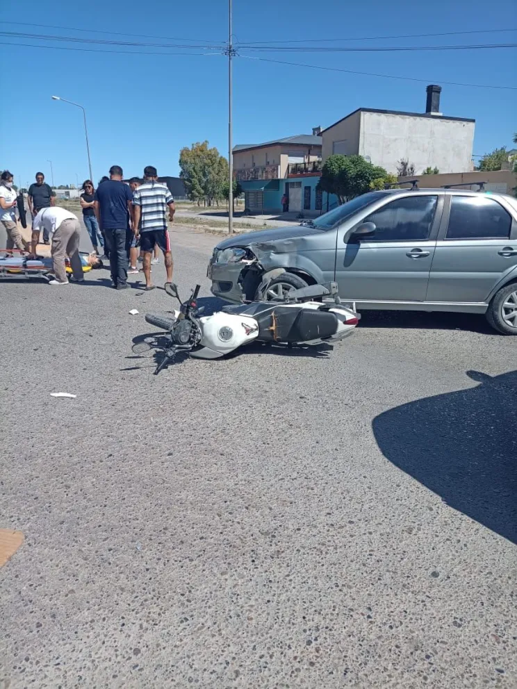 El motociclista fue rápidamente asistido en la zona donde se repiten preocupantes hechos viales. Foto gentileza: Taxistas en Movimiento.