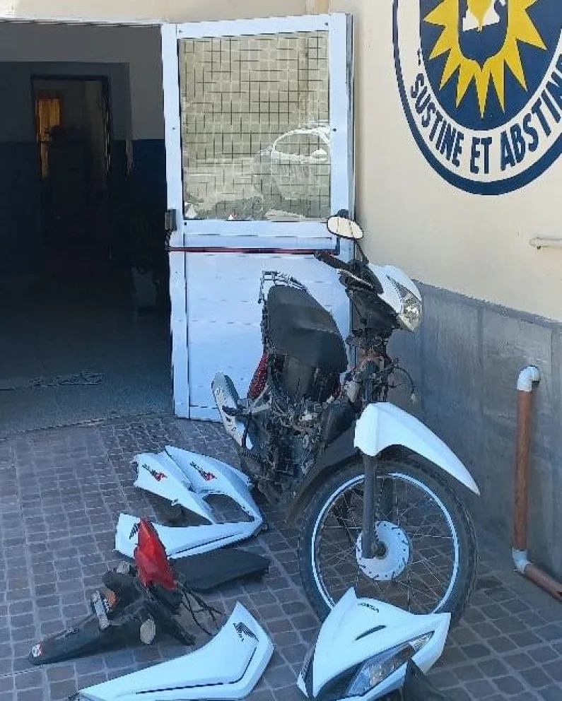 Personal de la Comisaría 30 sufrió amenaza de vecinos al momento de recuperar el vehículo. 