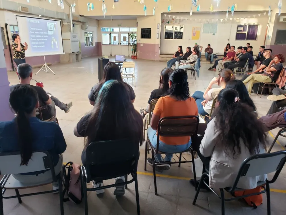 Nutrida asistencia en la última charla anual. 