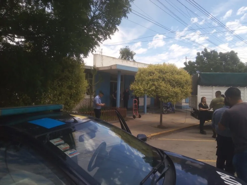 Tuvieron que cortar la calle Alem a la altura de la Comisaría 1° para retirar los bultos.