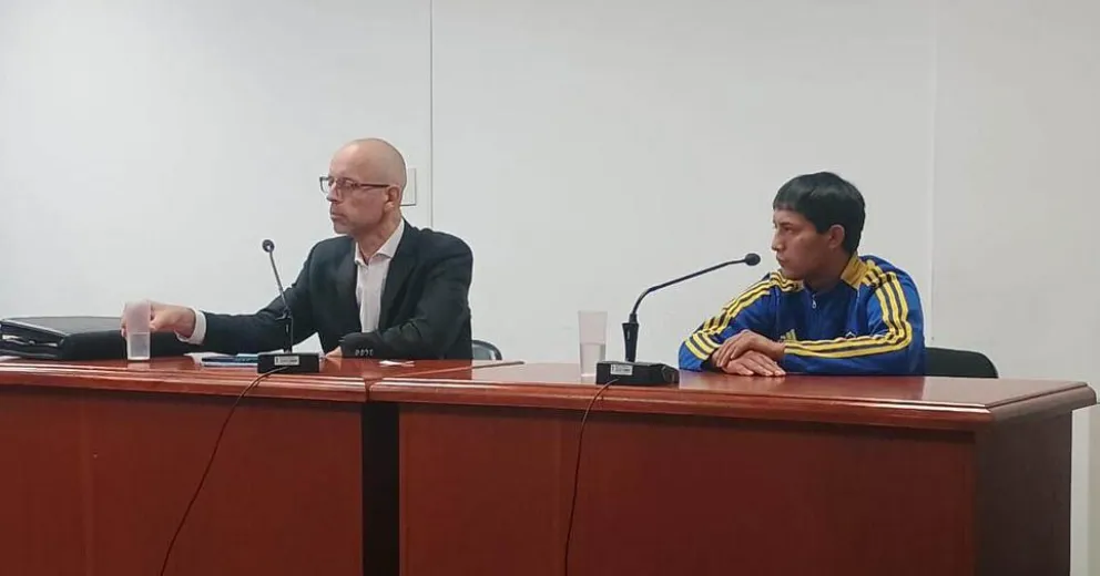 El acusado de tenencia ilegal de arma junto a su abogado.