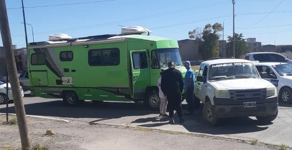 Vehículos involucrados en el accidente en la rotonda Perón de Viedma. 