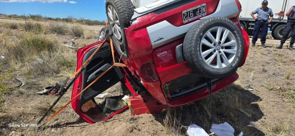 Camioneta volcada en Sierra Grande. Fotos Pablo Zeta. 