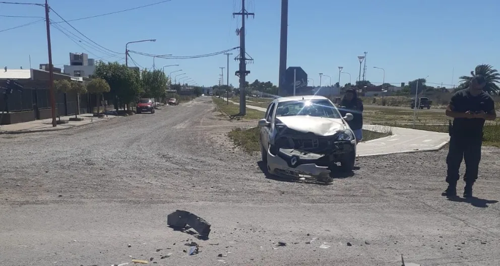 El Clio terminó arriba de una bicisenda. 