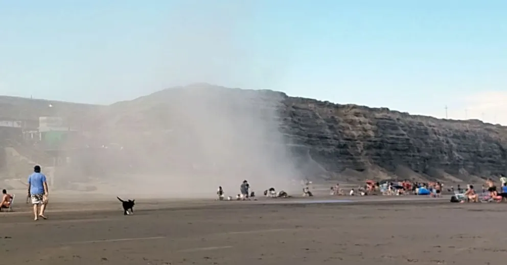 Se desprendió parte del acantilado y provocó una nube de polvo.