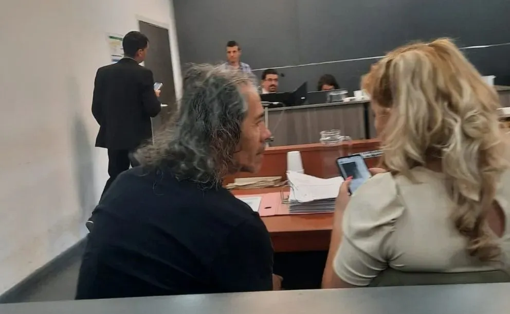 Roberto Otoño, papá de Otoño, hablando con la abogada Gabriela Prokopiew (Foto: gentileza Cipo360)