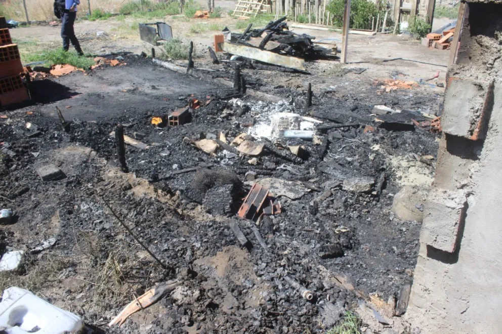 La propiedad fue despojada de elementos y luego incendiada.