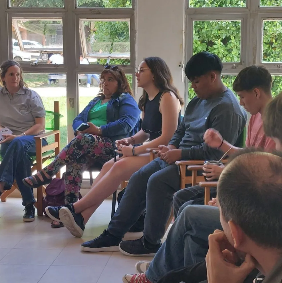 Charla con estudiantes por el Último Primer Día. 