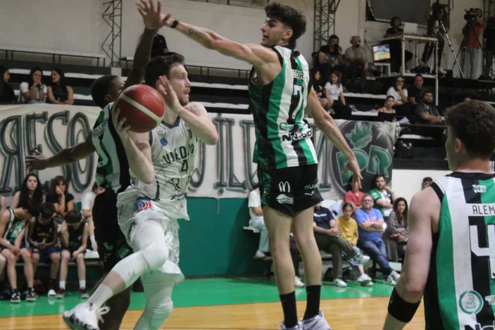 Deportivo Viedma no pudo ganar ante Villa Mitre, pero terminó primero
