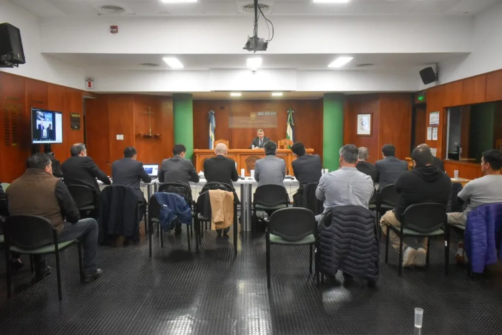 Los imputados y sus abogados frente al juez (Foto: Vanesa Schwemmler)