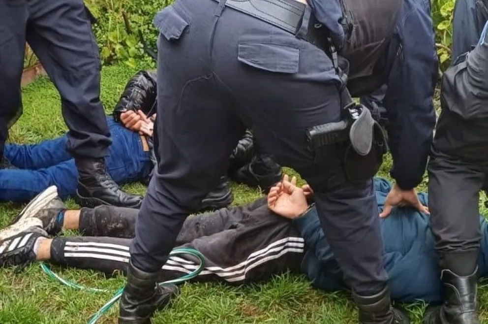 Los policías lograron reducir a los asaltantes. 