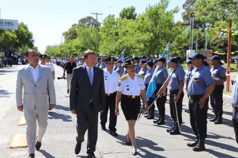 El gobernador, junto a Jara y Carrizo en la apertura del acto.