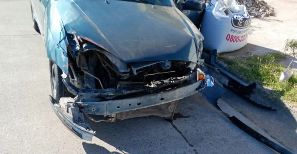 El vehículo terminó con importantes daños materiales. 