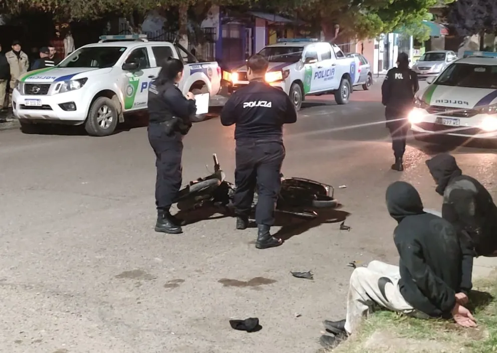 La fuga llegó a su fin cuando los sujetos perdieron el control de la motocicleta. 