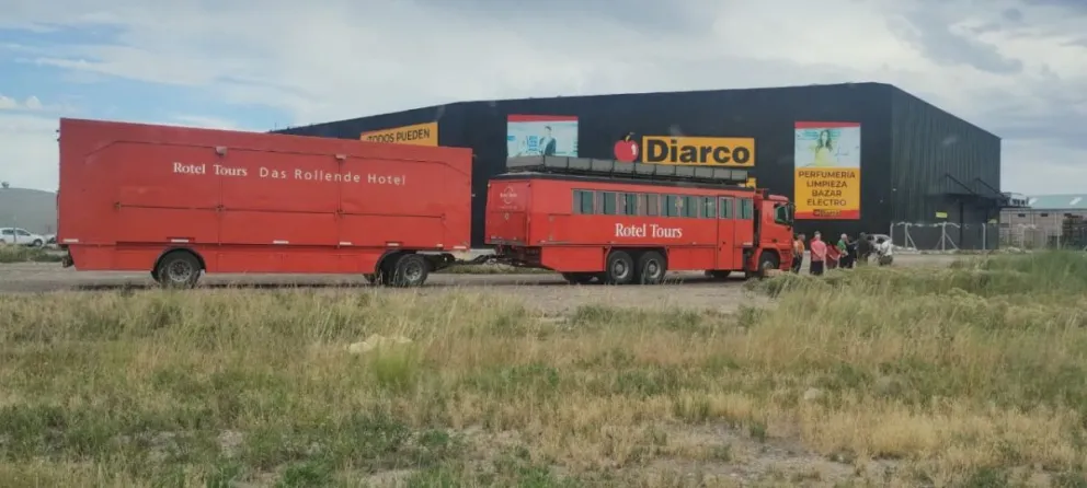 El pequeño convoy va hacia el sur del país. Foto gentileza.