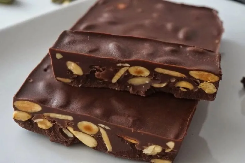 Turrón de maní con chocolate. 