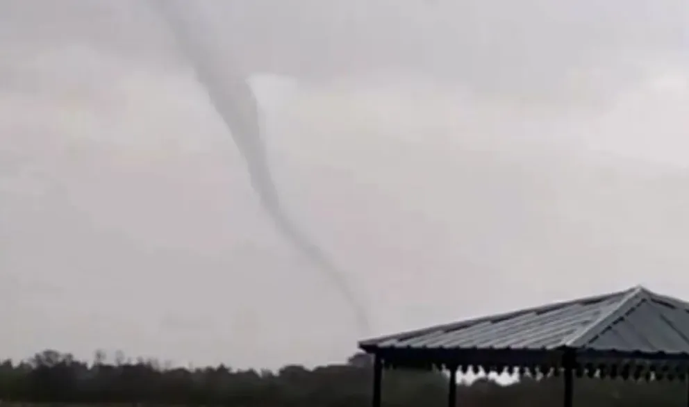 El cielo se metalizó de distintos grises. 