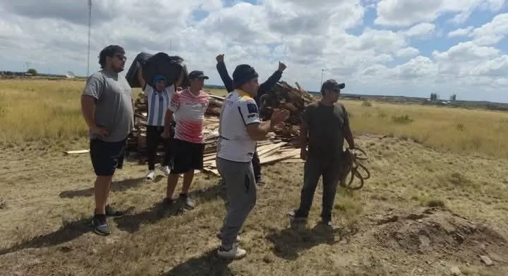 Luego de varios años de ausencia, la tradicional quema del muñeco de fin de año regresa a Carmen de Patagones.