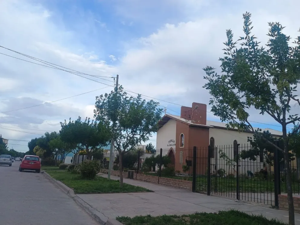 Uno de los allanamientos se llevó a cabo en calle 7 de Marzo, entre Schieroni y Güemes, frente a la iglesia.