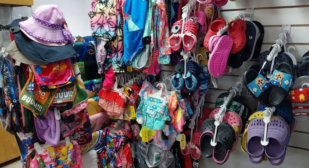 Las mujeres buscan vestidos de fiesta.