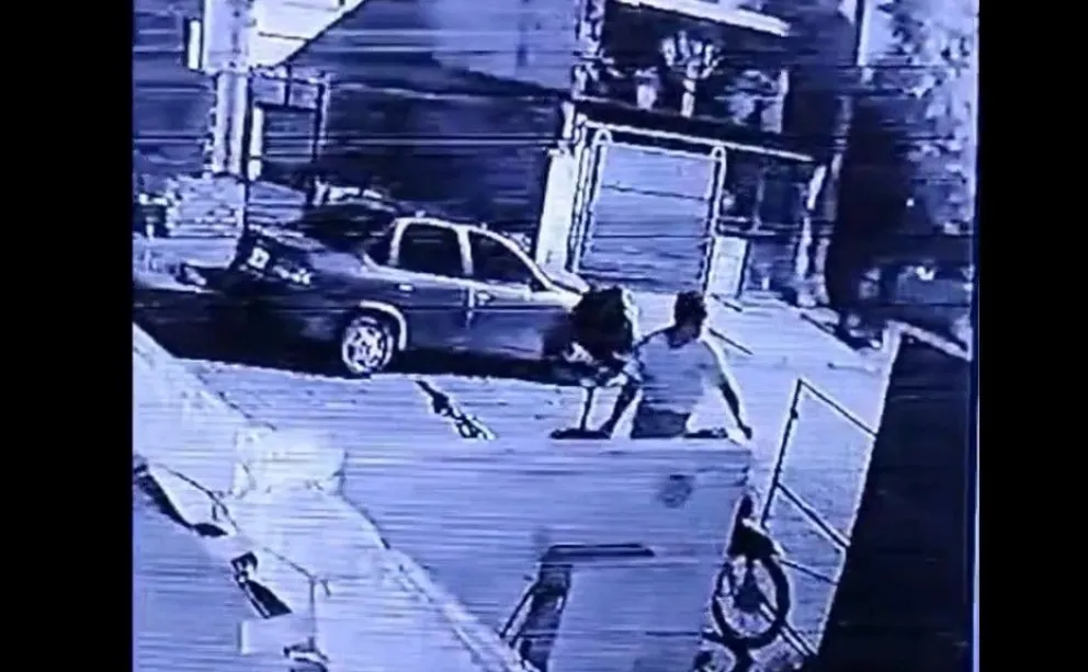 La cámara registró al joven llevándose la moto. 
