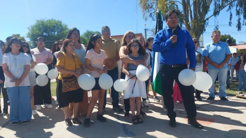 Familiares, amigos y vecinos se hicieron presentes en el acto. 