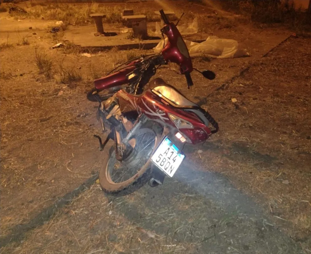 La moto marca Corven Mirage 110cc. que los delincuentes dejaron cuando vieron a la policía 