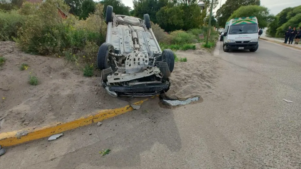 Volcó un auto en la costanera de Patagones. Foto Agencia Patagones de La Nueva. 