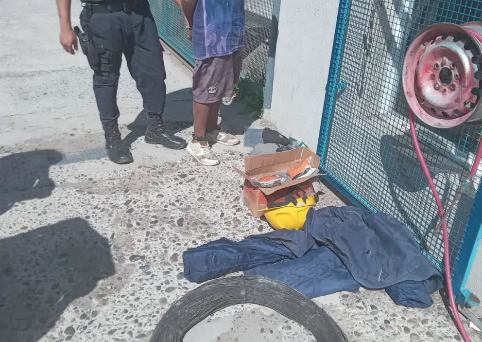Algunos transeúntes no entendían lo ocurrido con el rollo tirado en la vereda en plena faena policial. Foto gentileza.