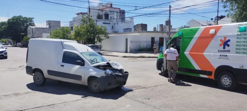 La mujer que manejaba la Fiorino fue atendida por el impacto.