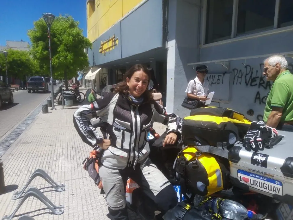 La motociclista peninsular y la KTM, su fiel compañera, estacionaron en la calle Buenos Aires de la capital rionegrina.