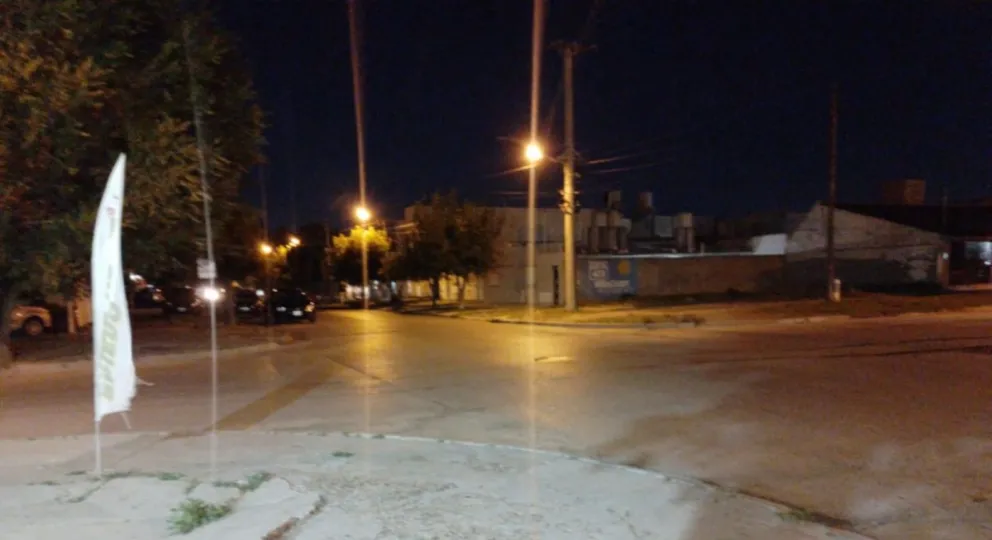 Esquina peligrosa y a oscuras en Bernal y Moreno.