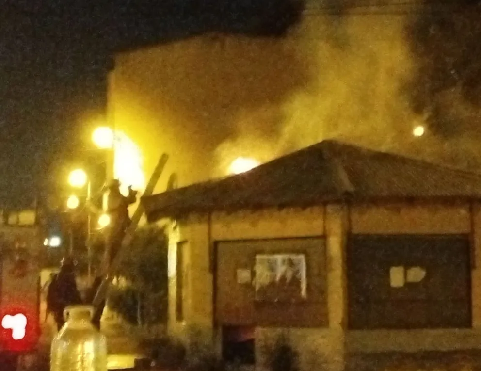 El municipio prometió demolerlo y esta noche quedó envuelto en llamas. Foto gentileza.
