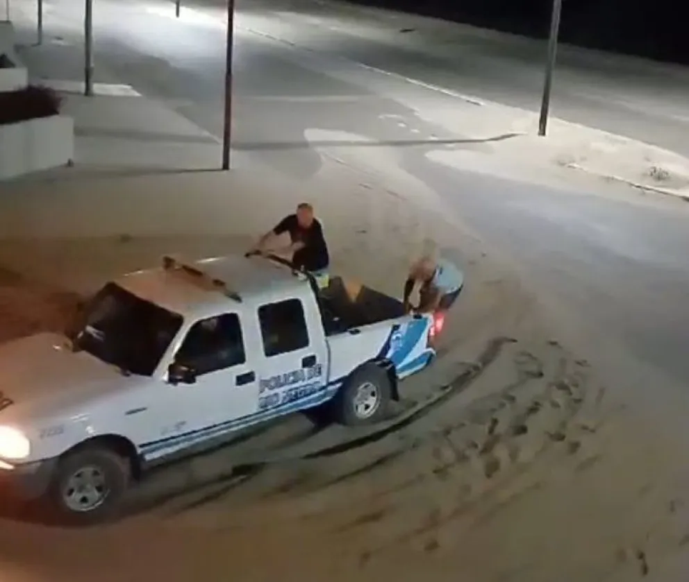 El móvil policial encajado en plena costanera de El Cóndor