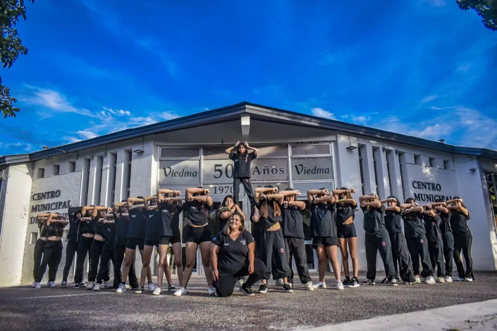 Sabrina Castro y parte de su equipo de danza. Fotos Vanesa Schwemmler. 