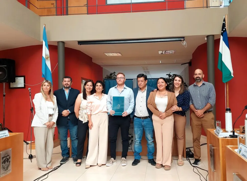 León, en el centro, rodeado de los y las ediles que aprobaron el proyecto.