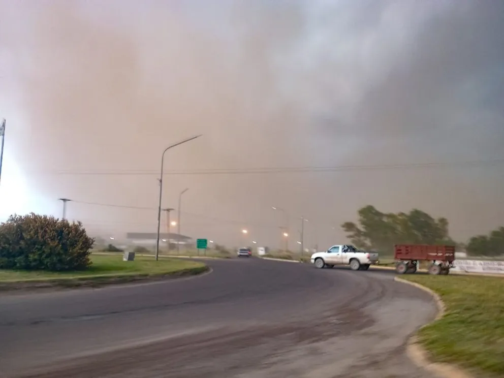 Así se vio el paso de un torbellino. (Fotos Vanesa Schwemmler)